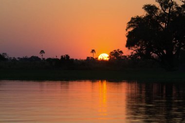 Gölün üzerinde gün batımı