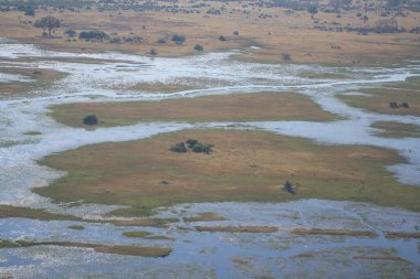 Dağlardaki nehrin güzel manzarası
