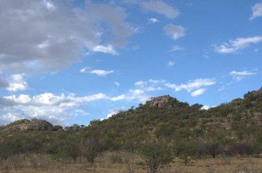 Dağ manzarası ve bulutlu mavi gökyüzü