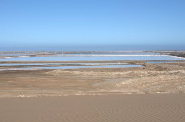 Ölü denizin çölünün tuz tepeleri.