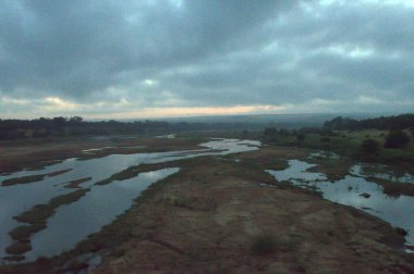 Sabahları nehir manzarası