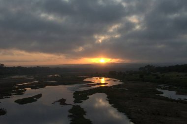 Nehrin üzerinde güzel bir gün batımı, doğa
