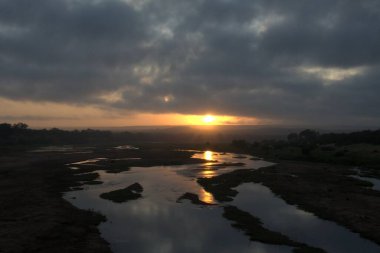Gölün üzerinde güzel bir gün batımı