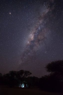 Gece gökyüzünde Samanyolu Galaksisi
