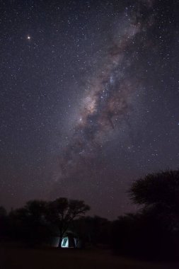 Gece gökyüzünde Samanyolu Galaksisi