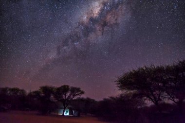 Gece gökyüzünde Samanyolu Galaksisi