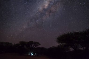 Yıldızlar yoldayken bir samanyolunun dikey görüntüsü.