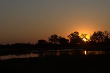 Gölün üzerinde güzel bir gün batımı