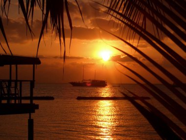 Denizin üzerinde gün batımı