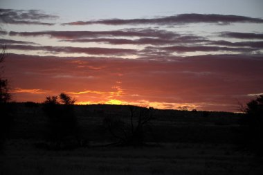 Gölün üzerinde güzel bir gün batımı
