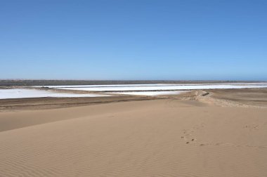 Çöldeki kum tepeleri