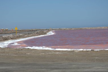 Ölü denizdeki tuz gölü.