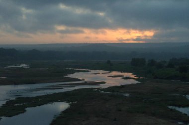 Sabah güzel bir nehir manzarası.