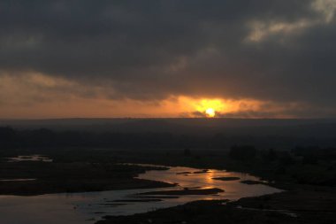 Gün batımını nehirde sabahleyin