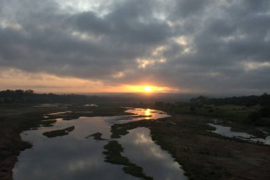 Nehir güneş doğarken