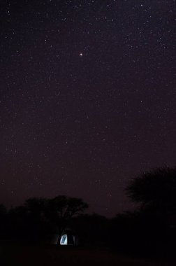 Dağlarda Samanyolu ile bir gece gökyüzü