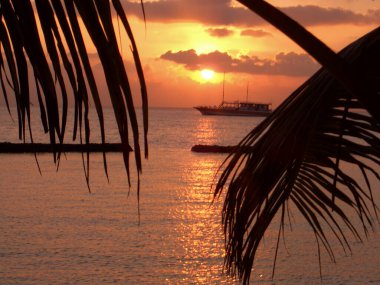 Sahilde gün batımı