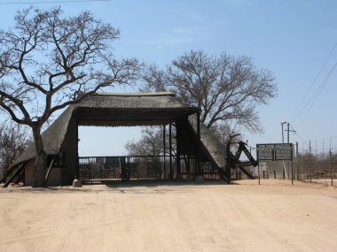 Namibya 'da bir köprünün kapısı