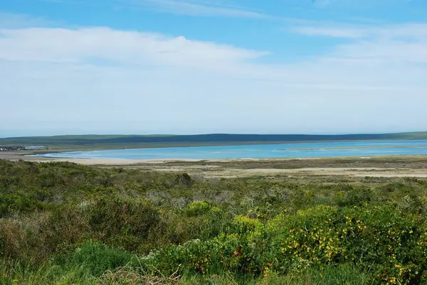 Dağlarda güzel bir göl manzarası