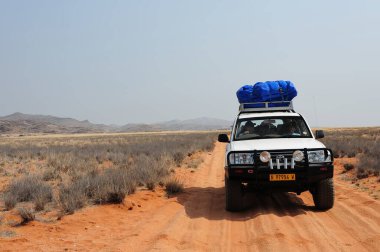 Namibya çölündeki araba.