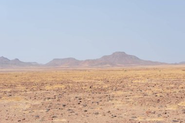 Çöl ve mavi gökyüzü olan güzel bir manzara.
