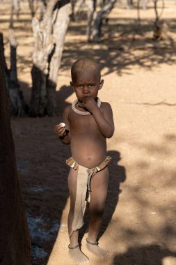 Büyük gözlü Afrikalı bir çocuk.