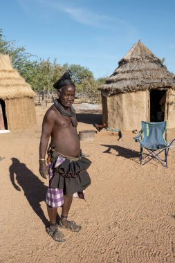 Büyük savaşçısı olan Afrikalı kabile adamı.