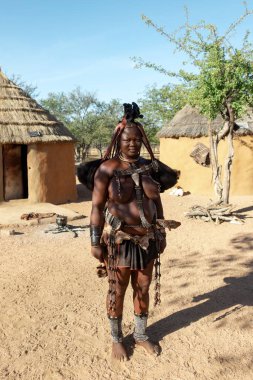 Geleneksel kostümlü bir Afrikalı kadının portresi.