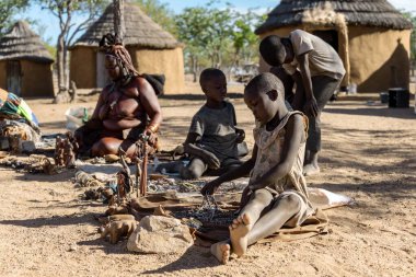 Namibya, Güney Afrika - 16 Kasım 2016: MBA kabilesindeki bir grup insan