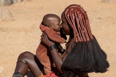 Siyah bebekli genç bir kadının portresi.