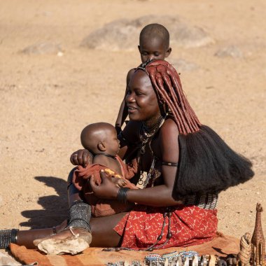 Masaj köyü, Kenya - Kasım 29, 2019: Masai köyünde çocuklu bir Afrika kabilesi