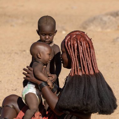 Namibya 'da bebeği olan anne.