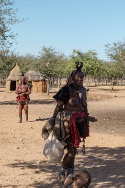 Geleneksel kıyafetleriyle Afrikalı insanlar