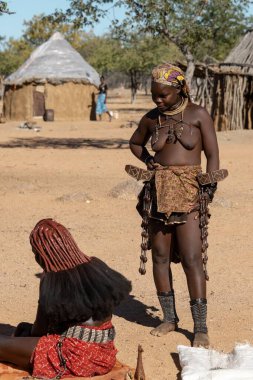 Geleneksel elbiseli kadınlar