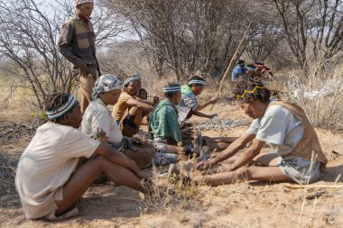 Çöldeki bir grup insan.