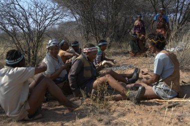 Çöldeki ölü denizdeki insanlar