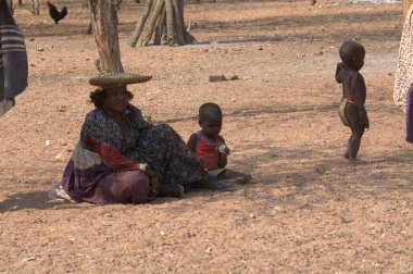 Namibya çölündeki insanlar