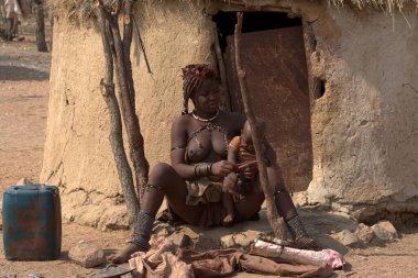 Çölde silahlı bir kadın.