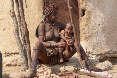 Namibya 'daki Himba kabilesinin köyünün çocuğu.