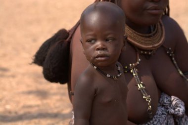 Masaj köyünde büyük bir kolyesi olan küçük bir çocuğun portresi.
