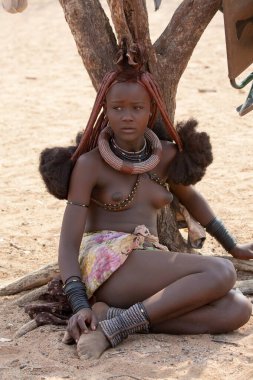 Kolyesi olan genç bir kadının portresi.