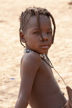 Güzel bir Afrikalı gencin portresi.