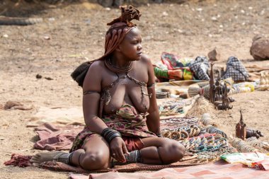 Geleneksel kabile kostümlü genç bir kadın.