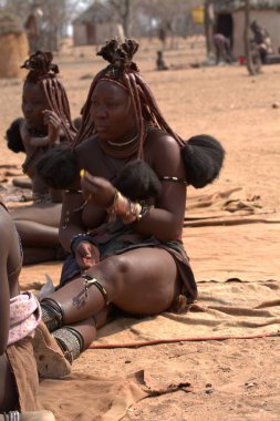 Huescco köyünün kabilesindeki geleneksel giyinmiş kadınlar. peru. On. 0-5. 20.