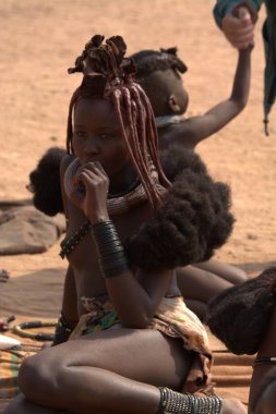 Geleneksel kabile kıyafetleriyle genç kadınlar