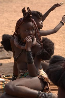 Çölde genç bir kadın