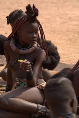 Himba kabilesindeki insanlar.
