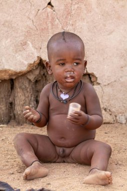 Genç siyah Afrikalı bir bebeğin portresi