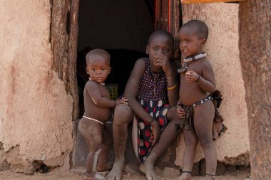 Köyde oynayan çocuklar