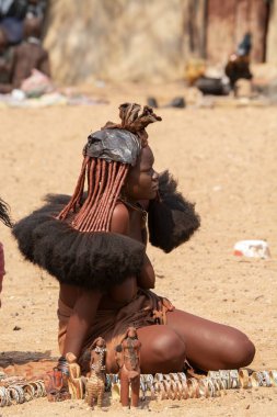 Köpeği olan bir kadın.